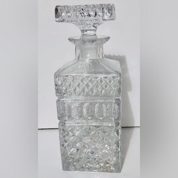 VINTAGE CRYSTAL SQUARE LIQUOR DECANTER W/STOPPER 9.5 " DIAMOND CUT - Picture 2 of 7